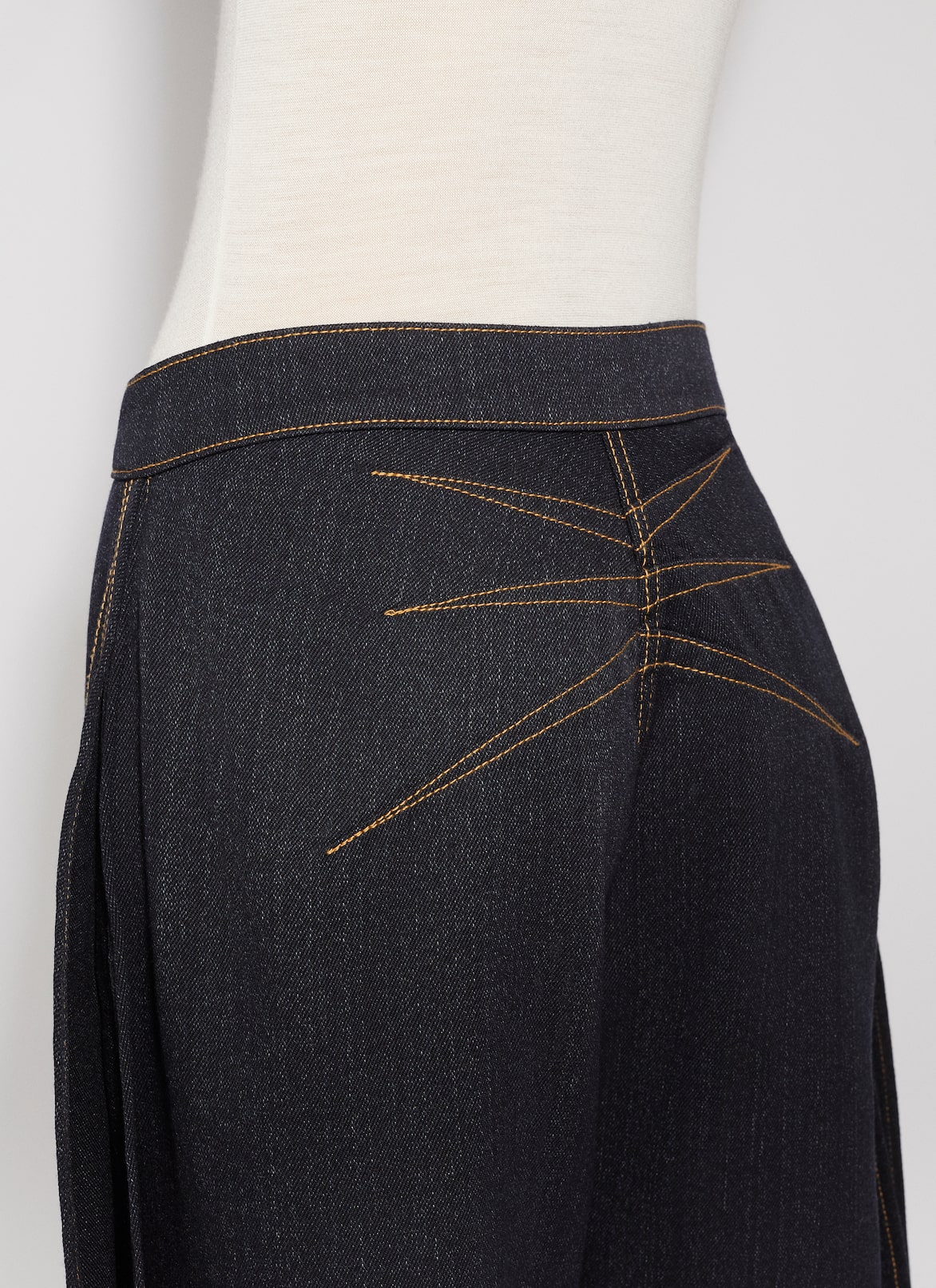 ROUND JEANS IN WOOL DENIM ALAÏA NIGHT BLUE ROUND JEANS IN WOOL DENIM